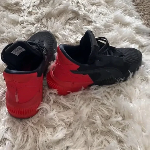 Puma sneaker Womens Black & red Athletic Cross Training Shoes - Picture 2 of 13